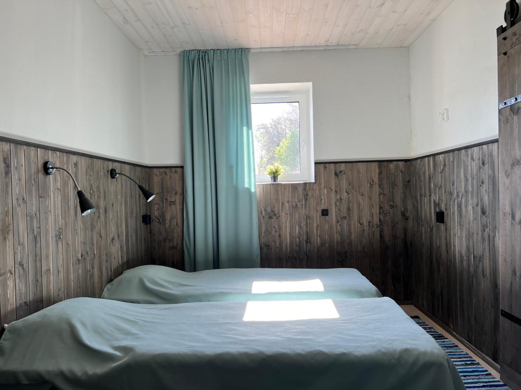 Kihnu Sadama Oeoemaja Guesthouse Lemsi Esterno foto