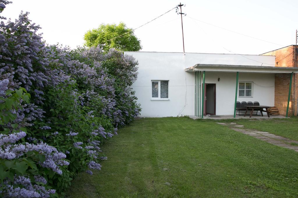 Kihnu Sadama Oeoemaja Guesthouse Lemsi Esterno foto